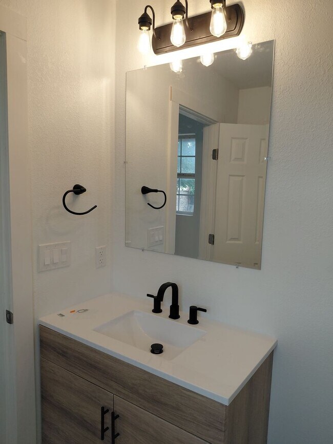 Building Photo - 3/2/2 Newly remodeled home with new appliances, flooring and much more!