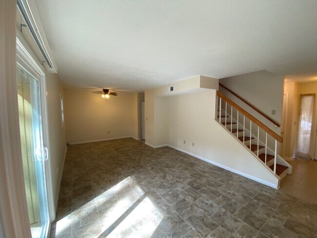 Building Photo - 449 Hickory Hill Dr