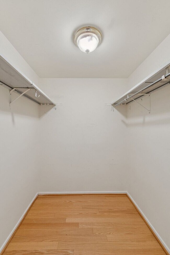 Building Photo - SPACIOUS Bright UNIT.