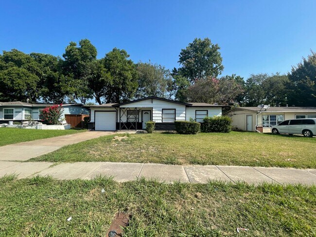 Building Photo - 2113 Cloverdale St
