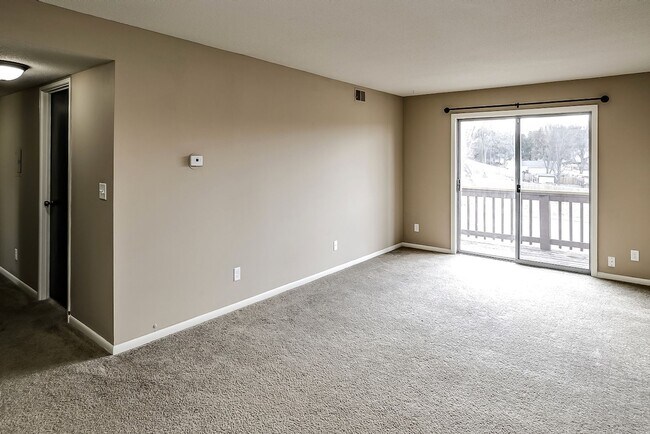 Building Photo - Top Floor 2-Bedroom Apartment in Bellevue!