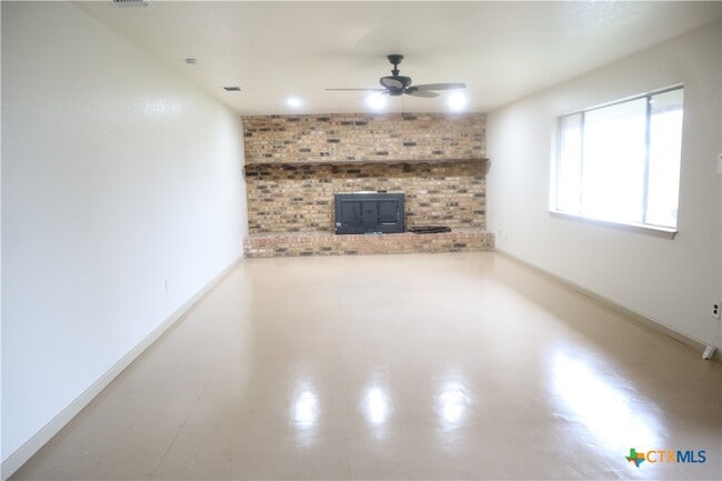Building Photo - 707 Old Seguin Luling Rd