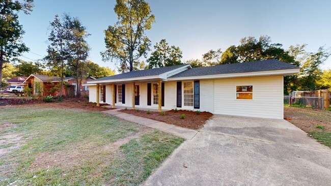 Building Photo - 4 Bed/2 Bath in Daniel Pratt School District