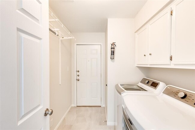 Building Photo - 11209 Deadoak Ln