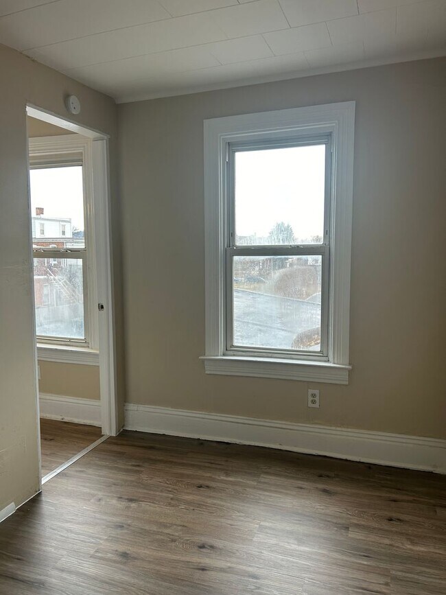 Building Photo - 121 N State St