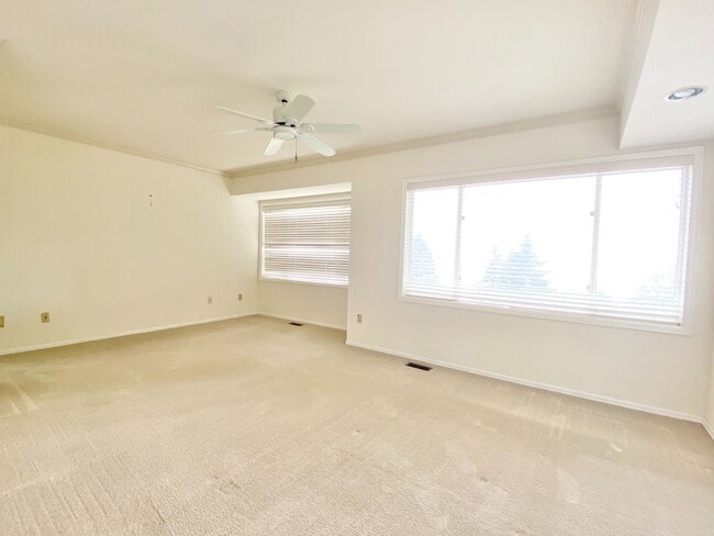 Building Photo - Gorgeous Lakeview Home for rent