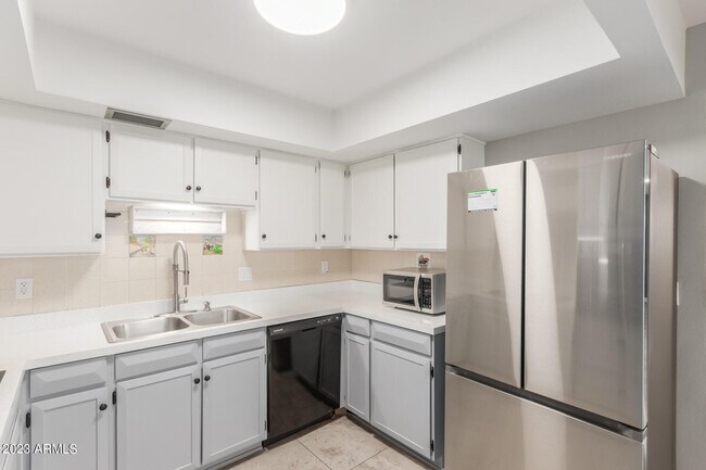 Building Photo - 3037 S Country Club Way