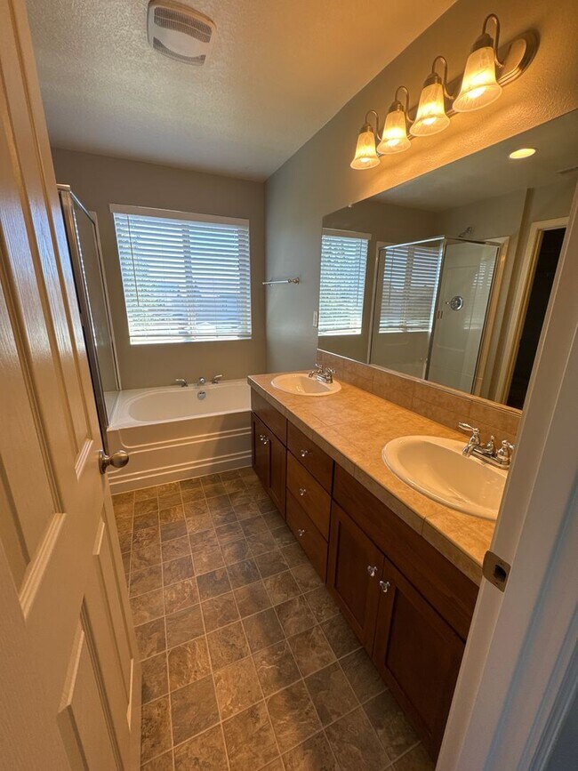Building Photo - Beautiful 3 bedroom with bonus loft area i...