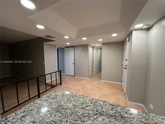 Building Photo - 3650 Inverrary Dr