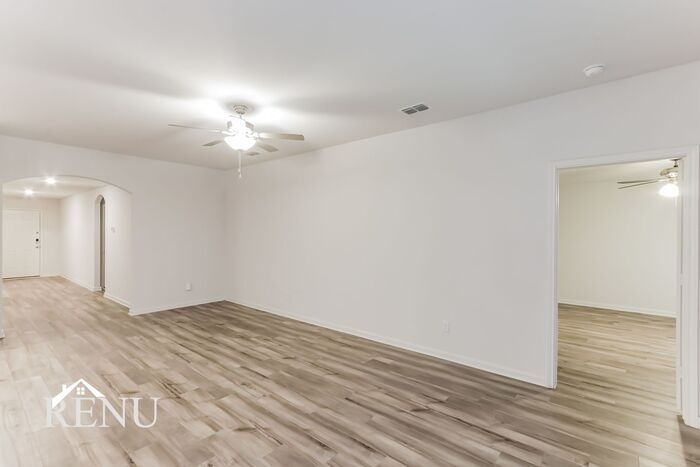 Building Photo - 2013 Hialeah Dr