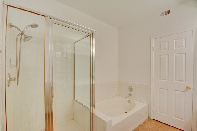 Building Photo - Beautiful 1 BR 1 Bath condo in Green Valle...