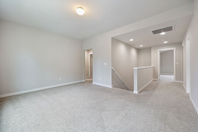 Building Photo - Community beach access! 4 bedrooms 2.5 baths.