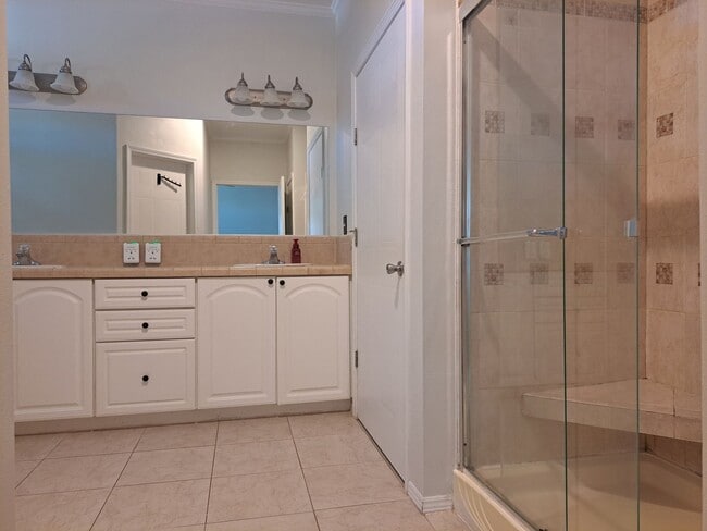 Building Photo - Charming 3/2 Bungalow