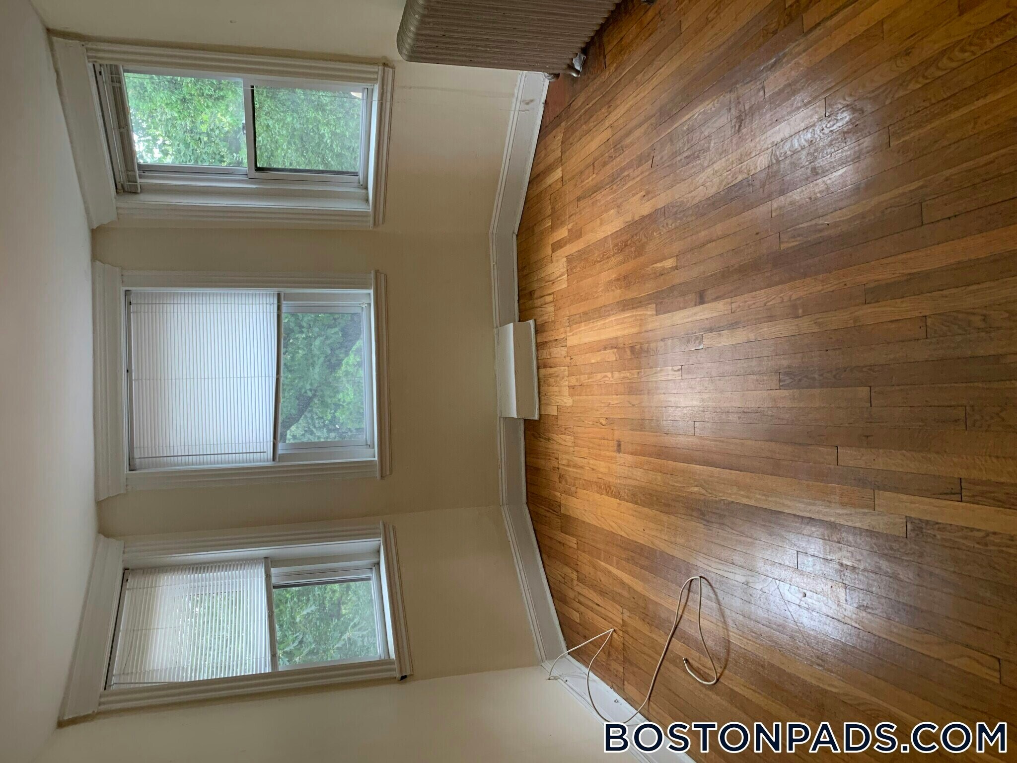 Building Photo - 352 Riverway