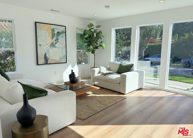 Building Photo - 3031 Vineyard Ave