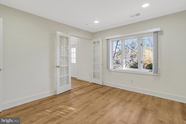 Building Photo - 6120 Beachway Dr