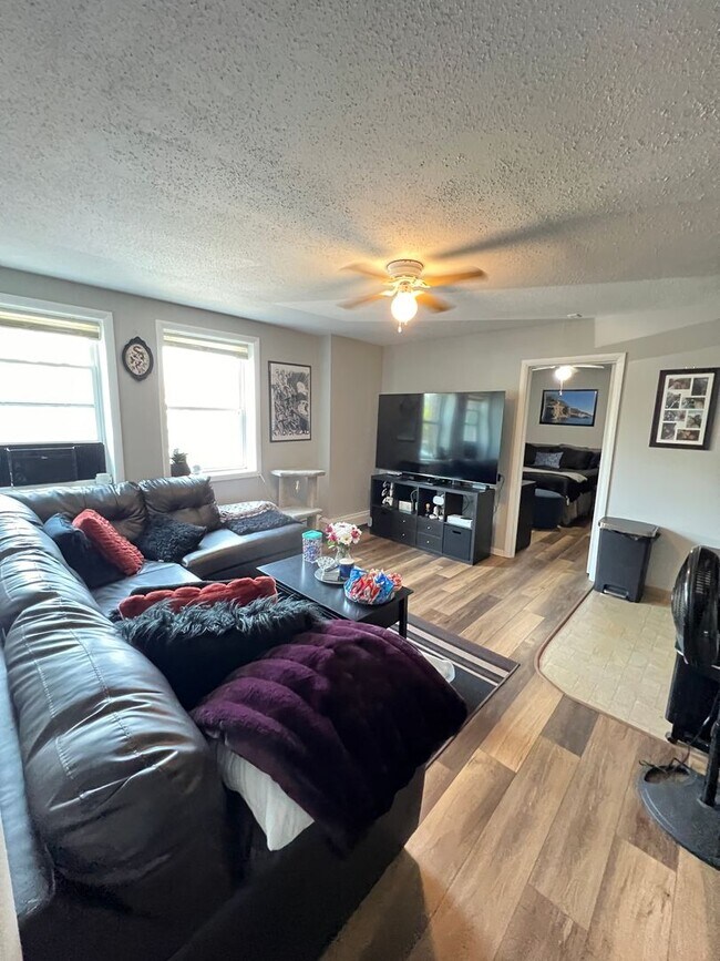 Building Photo - AVAILABLE JUNE - Spacious 2 Bedroom Apartment!