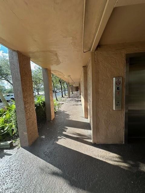 Building Photo - 2700 Coral Springs Dr