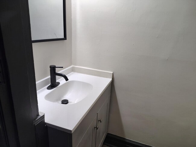 Building Photo - 3 Bed, 1.5 Bath home– Move-In Ready!