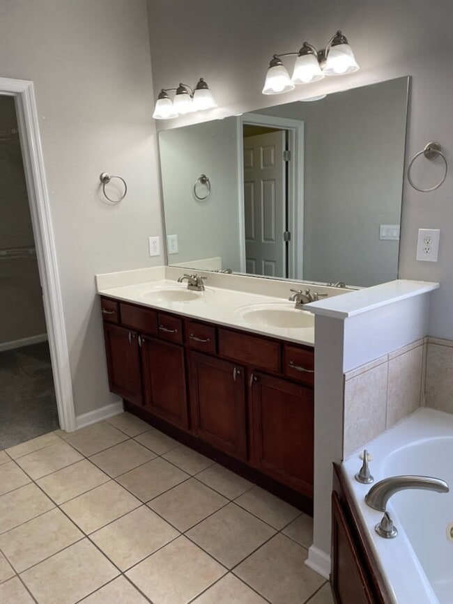 Building Photo - Emmyllie Ct- 130/132