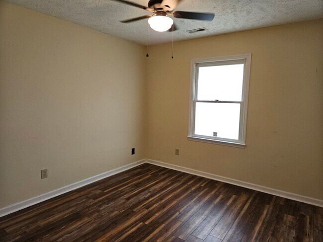 Building Photo - New on Rental Market - 3 bed, 2 bath, full...