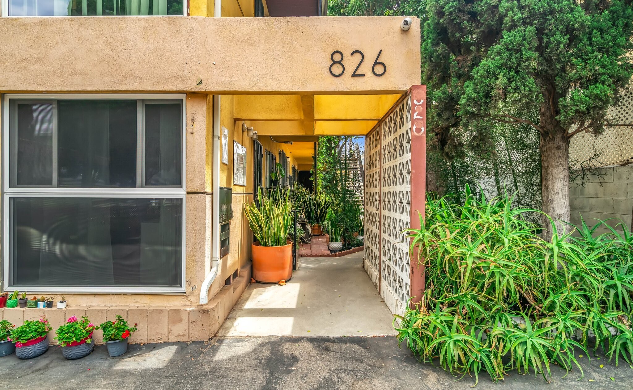 Building Photo - 826 S Grand View St