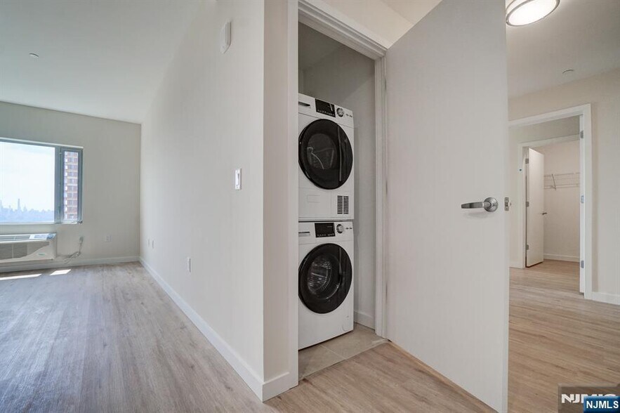 Building Photo - 69 Main St