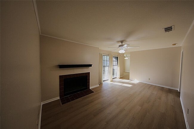Building Photo - 1510 W N Loop Blvd