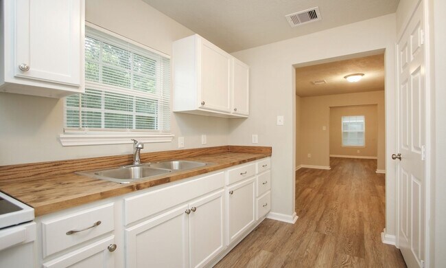 Building Photo - Historic Row House District – Move-In Special! Only $497 Deposit (with fully qualified applicatio...