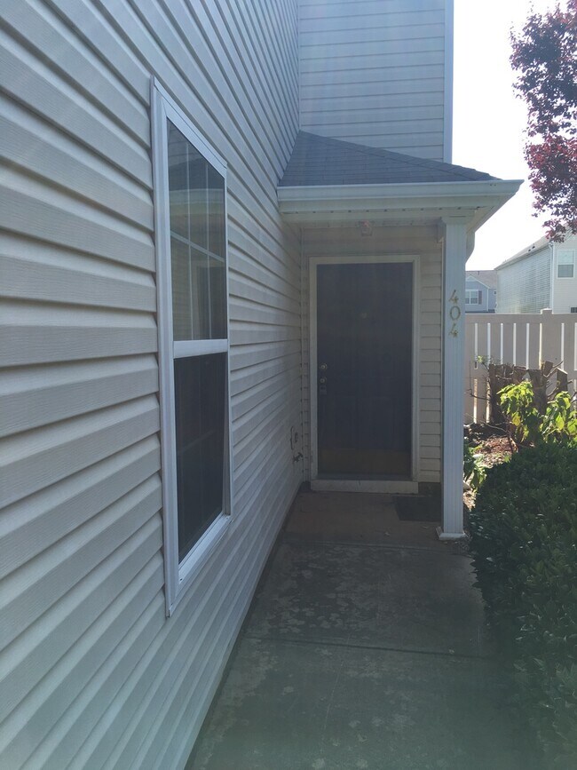 Building Photo - 404 Commons Dr