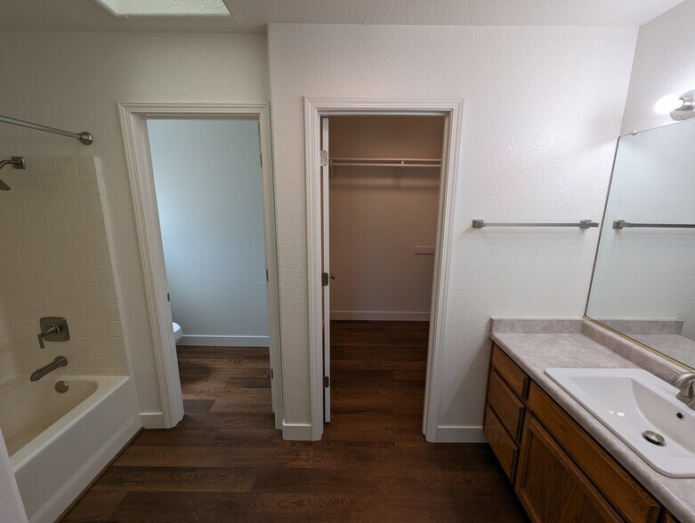 Master bathroom - 225 Shadowrun Ct