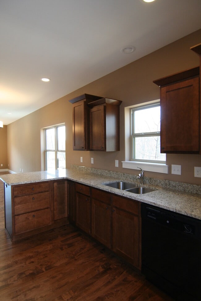 Building Photo - 4 Bedroom, 3 bath close to University and ...