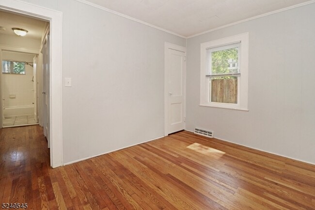 Building Photo - 10 Cedar Ln