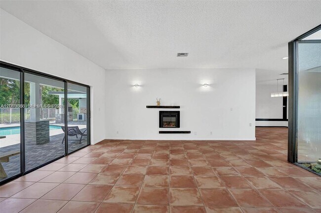 Building Photo - 16610 Royal Poinciana Ct