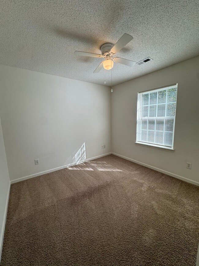 Building Photo - 141 Springwood Ln