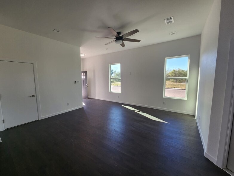 Building Photo - 2716 Kerria Ave