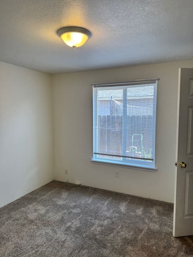 Building Photo - SINGLE FAMILY HOME W/ FENCED YARD/ DOUBLE ...