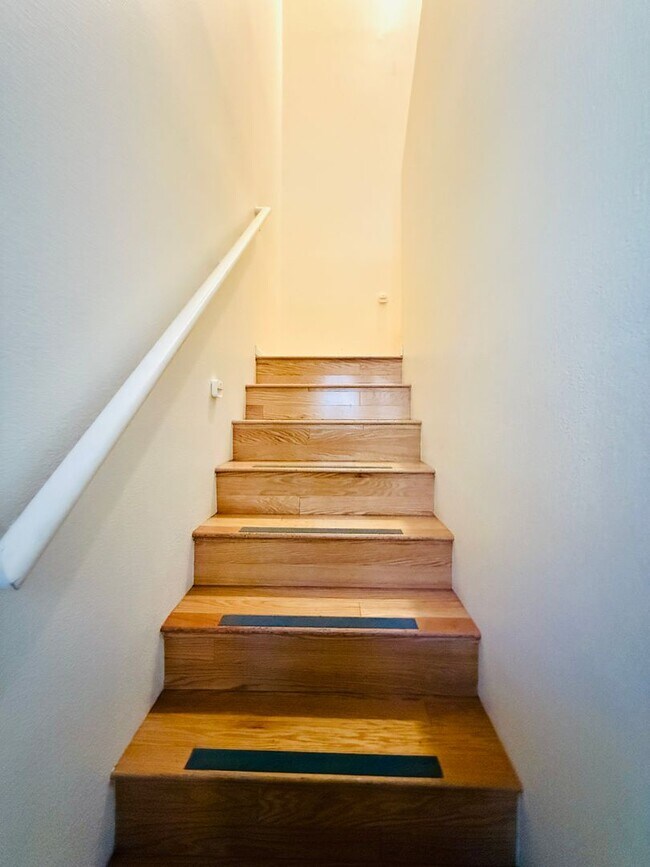 Building Photo - Enjoy resort-style living in this stylish ...