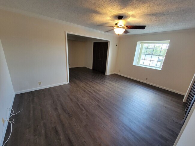 Building Photo - Spacious Two Bedroom Apartment Near Downtown