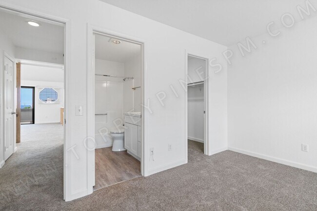 Building Photo - STUNNING 3BR Townhome with Garage, 1 BLOCK...