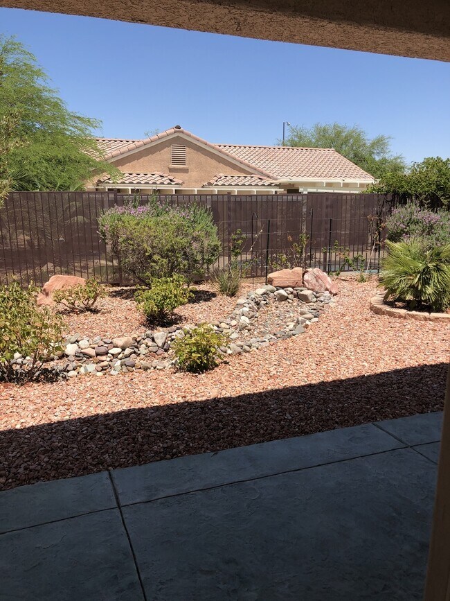 Building Photo - Stunning 3 bedroom 3 bath with Guest House in Sun City Anthem for 55+!