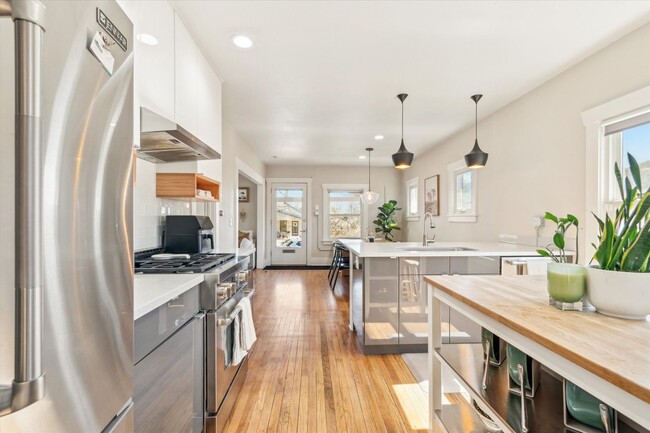 Building Photo - 3BD, 3BA Sunnyside Bungalow with 3-Car Garage