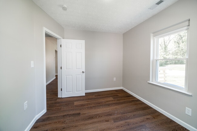 Building Photo - 870 S Waverly St