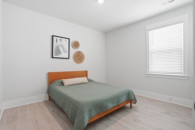 Building Photo - 128 Lilac Grv Wy