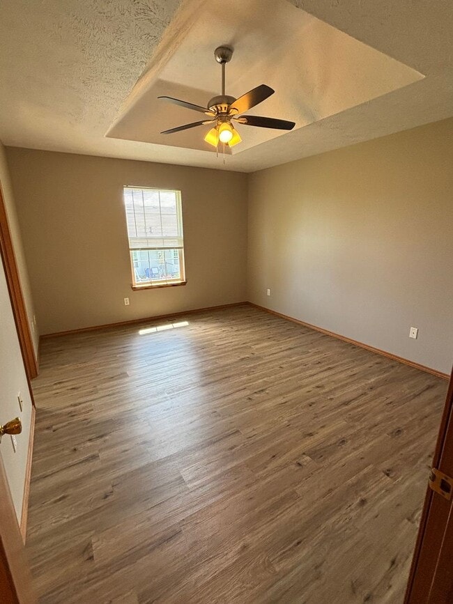 Building Photo - 2 Bed 2 Bath 2 Car Garage Duplex