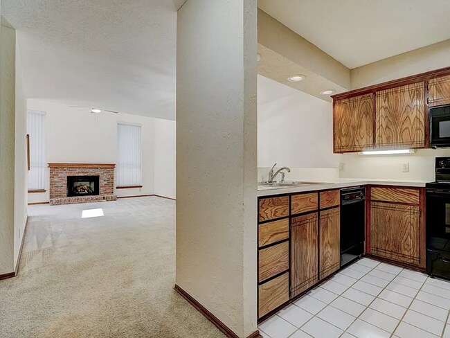 Building Photo - Beautiful 3bed/3bath Townhome Available in Westside Norman!!