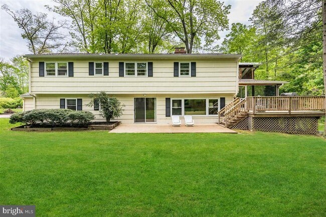 Building Photo - 396 Riverside Dr