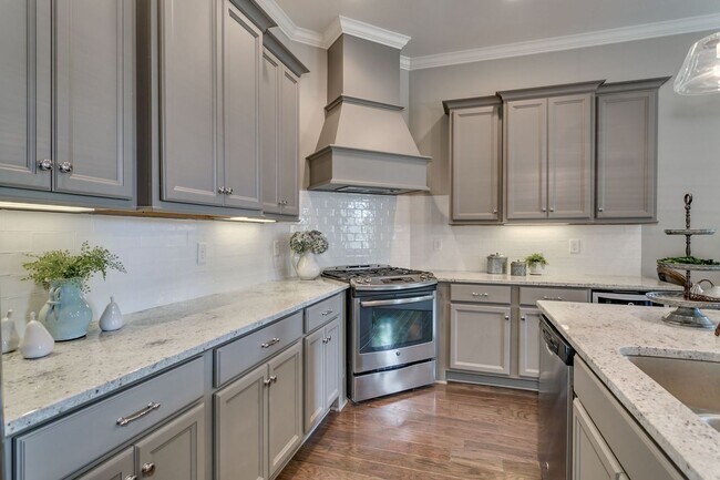 Building Photo - Pinnacle Park Townhomes -- Furnished, Utilities Included