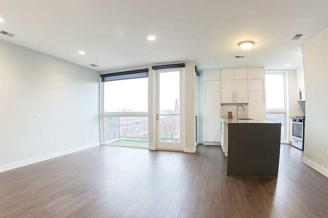 Building Photo - 3301 N Sheffield Ave