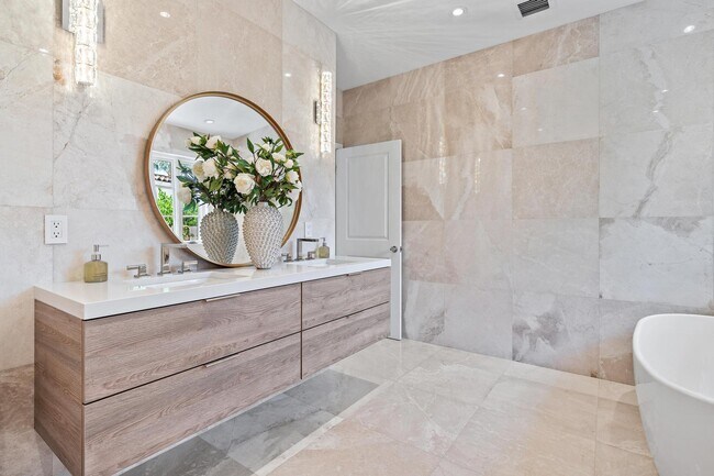 Building Photo - 306 Cordova Rd